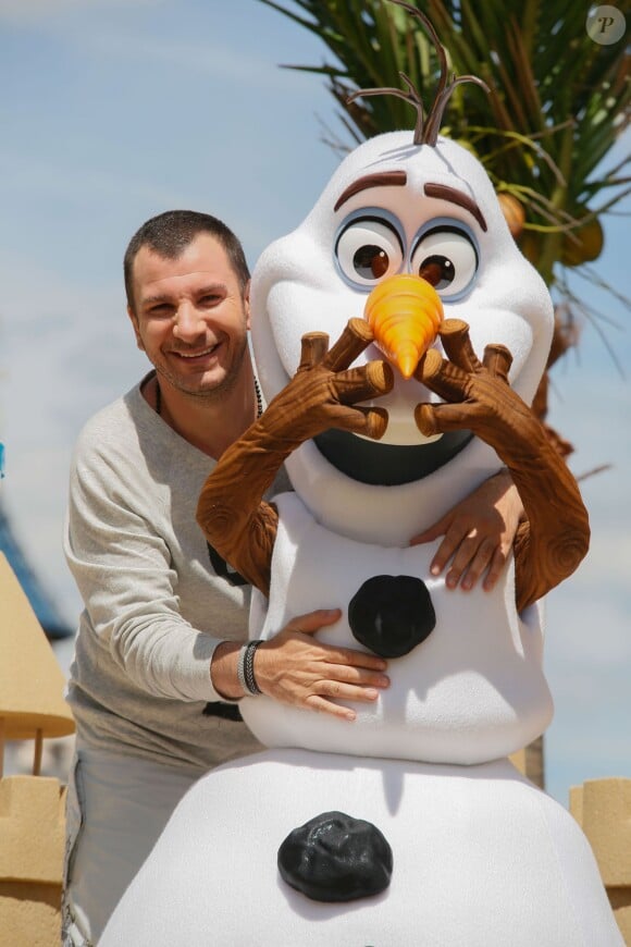 Michaël Youn participe au lancement de la Fête Givrée à Disneyland Paris, à Marne-la-Vallée, le 30 mai 2015.