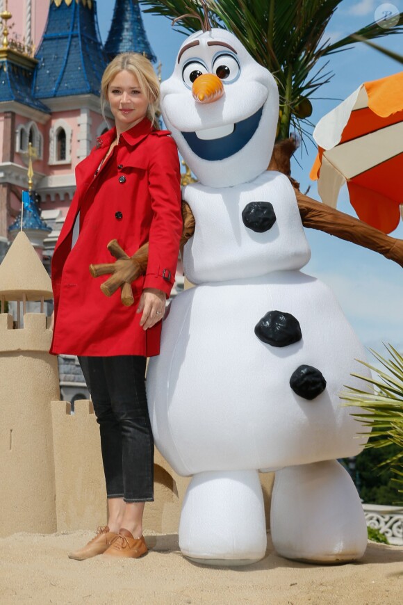 Virginie Efira participe au lancement de la Fête Givrée à Disneyland Paris, à Marne-la-Vallée, le 30 mai 2015.