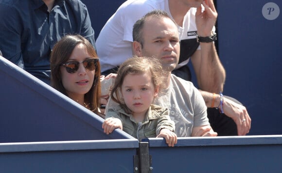 Andres Iniesta, sa femme Anna Ortiz et leur fille Valeria assistent à un match de tennis à Barcelone. Le 23 avril 2015
