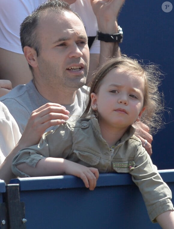Andres Iniesta, sa femme Anna Ortiz et leur fille Valeria assistent à un match de tennis à Barcelone. Le 23 avril 2015 