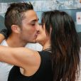Vivian et sa compagne Nathalie s'embrassent - Photocall des  Anges 7  au Barrio Latino à Paris, le 26 mai 2015.