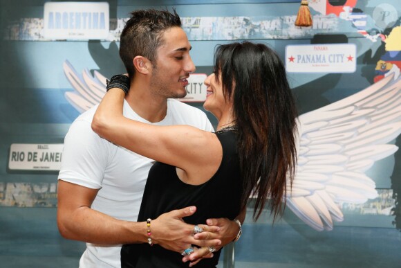 Vivian et sa compagne Nathalie - Photocall des Anges 7 au Barrio Latino à Paris, le 26 mai 2015.