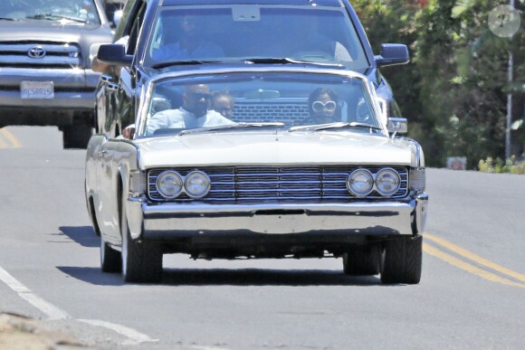 Exclusif - Lady Gaga conduit une décapotable à Malibu avec des amis le 20 mai 2015. Elle est suivie par un van avec ses gardes du corps.