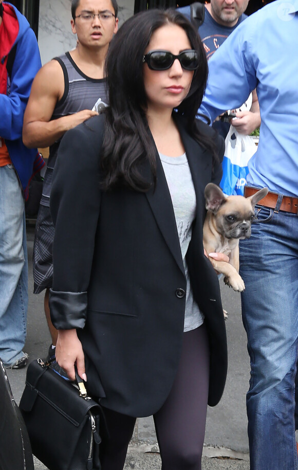 Lady Gaga se promène avec son chien Koji, dans ses bras, dans les rues de New York. Le 12 mai 2015