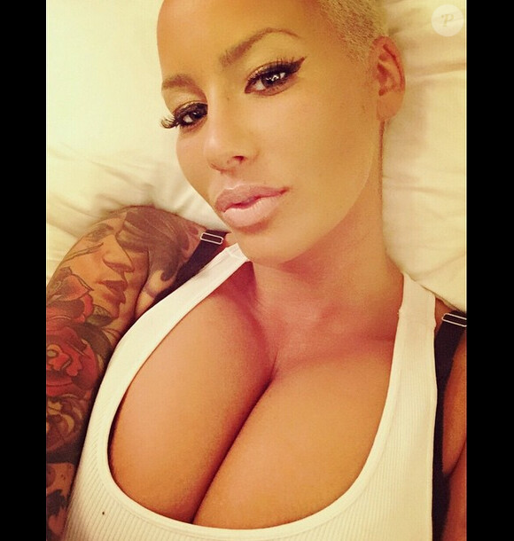 Amber Rose collectionne les selfies sexy. Photo publiée le 29 avril 2015.