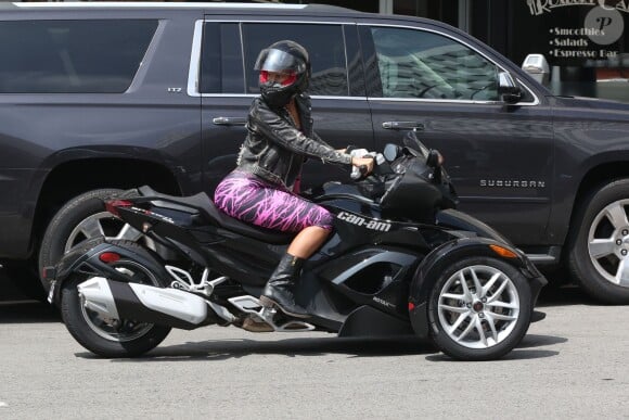 Amber Rose surprise au guidon de son trois-roues à Beverly Hills. Los Angeles, le 1er juin 2015.