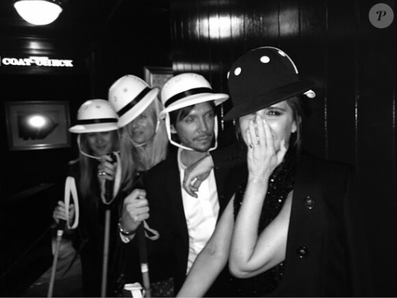 Victoria Beckham, Ken Paves et la maquilleuse Sarah Lucero passent leur soirée au Polo Bar, le restaurant de la marque Ralph Lauren. New York, le 3 mai 2015.