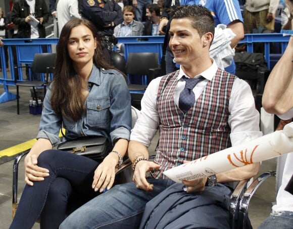 Cristiano Ronaldo et sa compagne Irina Shayk lors du match d'Euroleague entre le Real Madrid et le CSK Moscou le 20 mars 2014 à Madrid