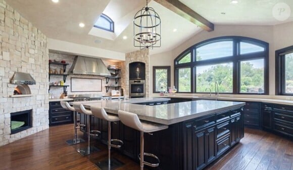 Denise Richards a mis en vente sa chic villa de Los Angeles pour 7,7 millions de dollars