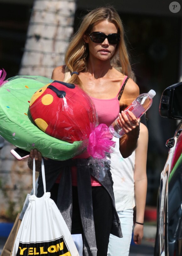 Denise Richards fait du shopping à Beverly Glen, le 23 mai 2015
