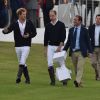Le prince Harry et son frère le prince William lors du Audi Polo Challenge à Ascot, le 31 mai 2015.