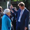 Le prince Harry avec la reine Elizabeth II lors du Chelsea Flower Show à Londres le 18 mai 2015.
