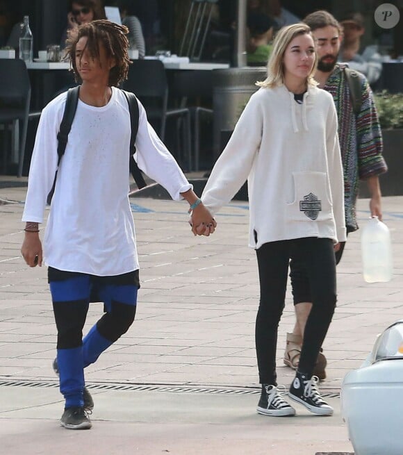 Exclusif - Jaden Smith se promène, main dans la main, avec sa nouvelle petite amie après avoir déjeuner au "Cafe Gratitude" à Los Angeles, le 18 mai 2015  