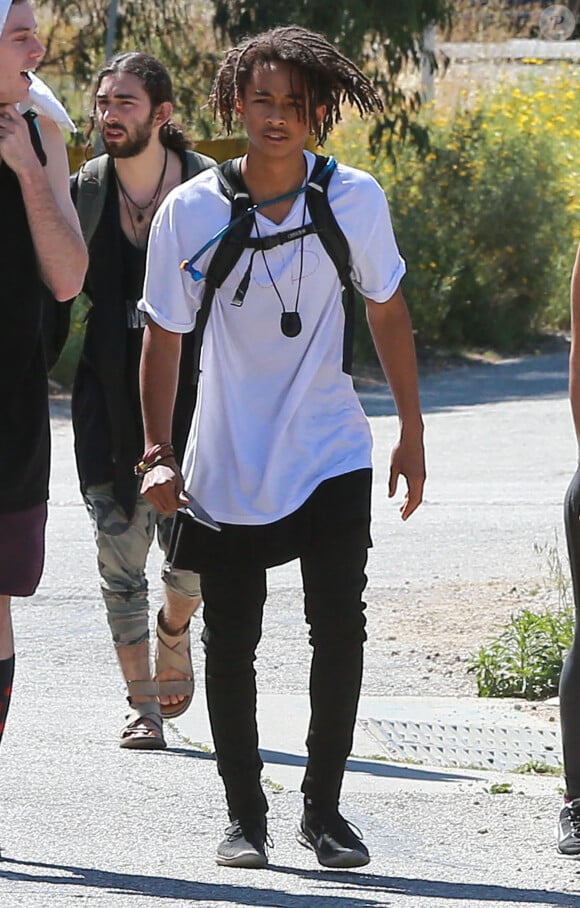 Kendall Jenner et Jaden Smith se sont retrouvés avec des amis pour aller faire une randonnée sur les hauteurs de Malibu. Le 4 avril 2015 