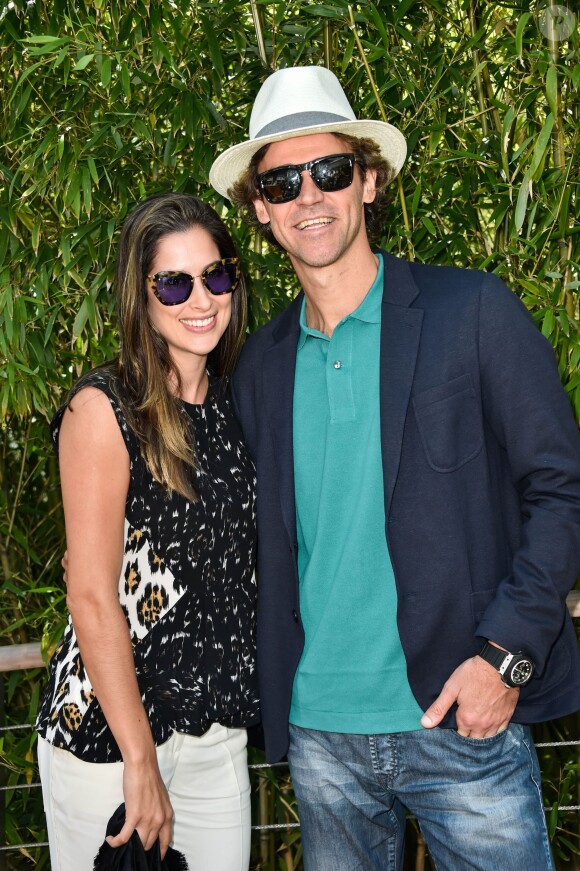 Gustavo Kuerten et son épouse Mariana Soncini - Finale hommes du tournoi de tennis de Roland-Garros à Paris, le 7 juin 2015.