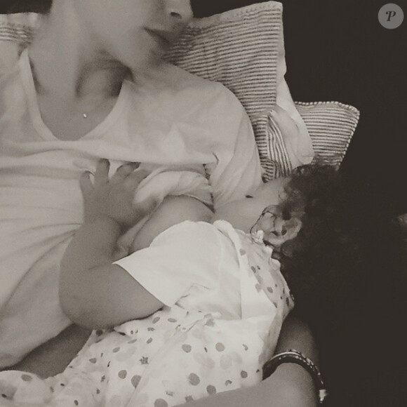 Doutzen Kroes allaite sa fille Myllena, âgée de 14 mois. Photo publiée le 5 juin 2015.