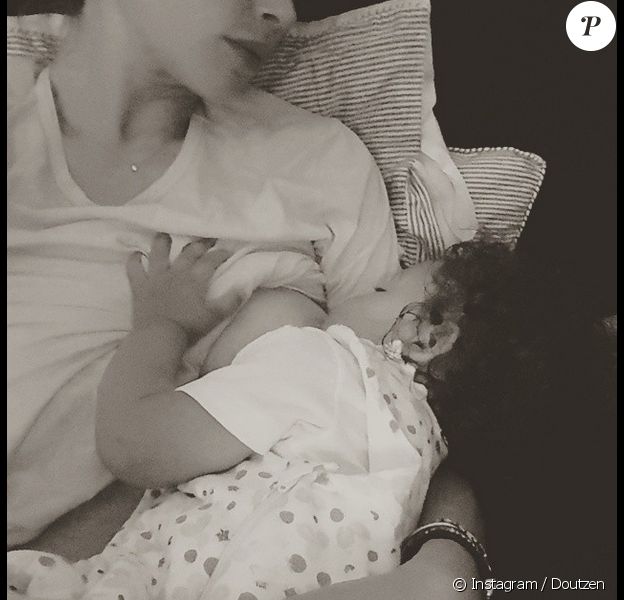 Doutzen Kroes allaite sa fille Myllena, &acirc;g&eacute;e de 14 mois. Photo publi&eacute;e le 5 juin 2015.