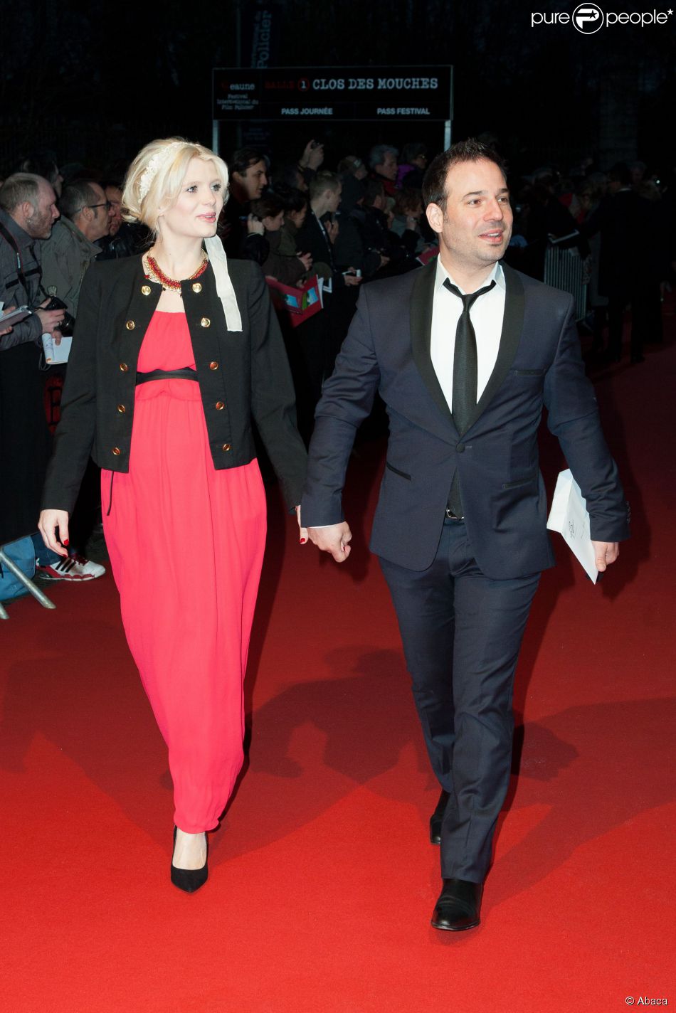 Mario Barravecchia et sa compagne, enceinte, lors de l&#039;ouverture du festival international du film de Beaune le 25 mars 2015. Le chanteur vient d&#039;être papa pour la troisième fois !
