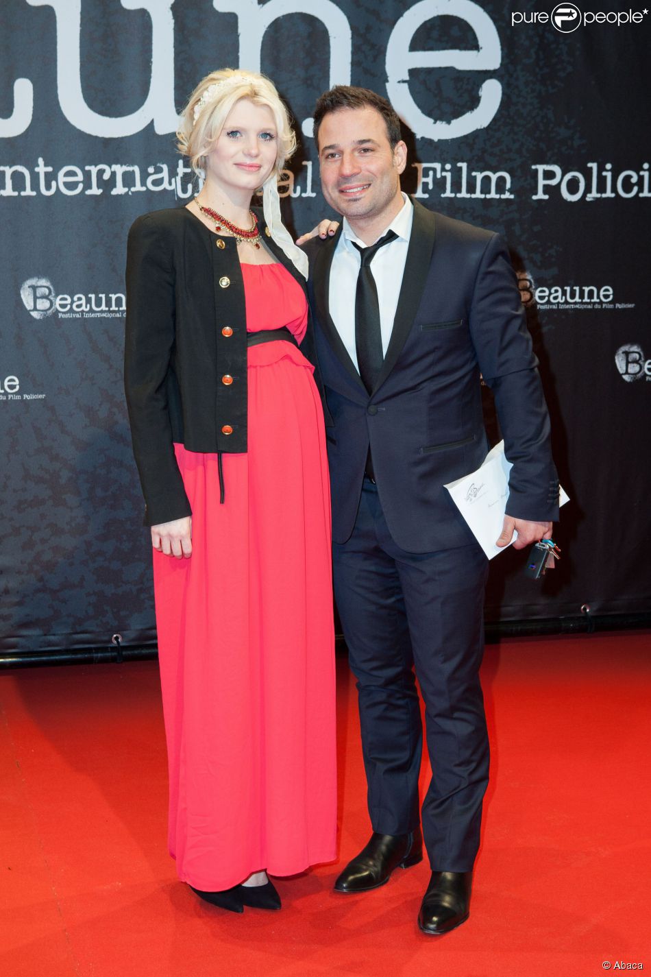 Mario Barravecchia et sa compagne, enceinte, lors de l&#039;ouverture du festival international du film de Beaune le 25 mars 2015. Le chanteur vient d&#039;être papa pour la 3e fois !
