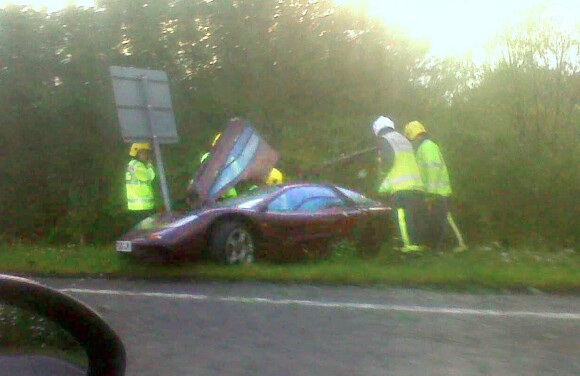 Photo de l'accident de Rowan Atkinson au volant de son bolide McLaren F1 en 2011. 