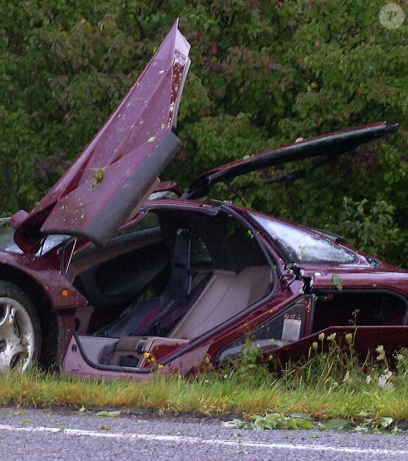 Photo de l'accident de Rowan Atkinson au volant de sa McLaren F1 en 2011. 