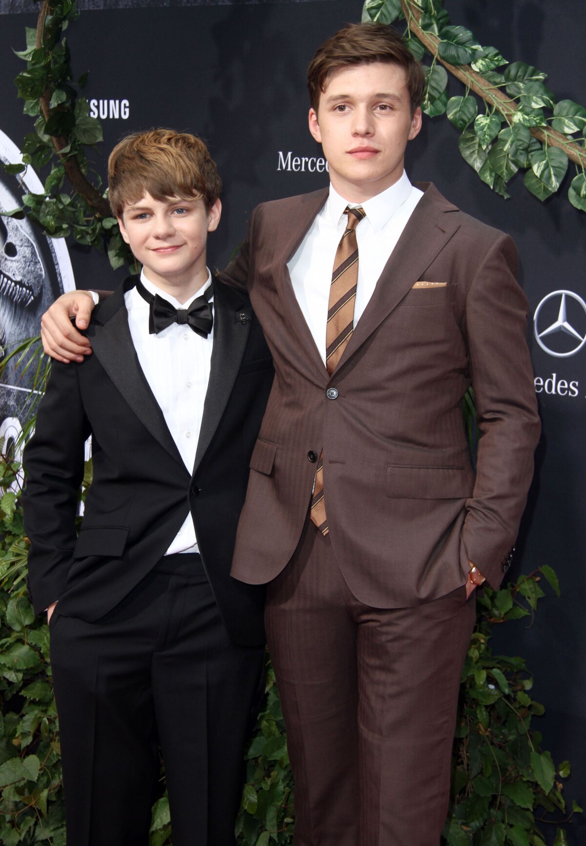 Vid O Nick Robinson Ty Simpkins La Premi Re De Jurassic World Au Th Tre The Dolby