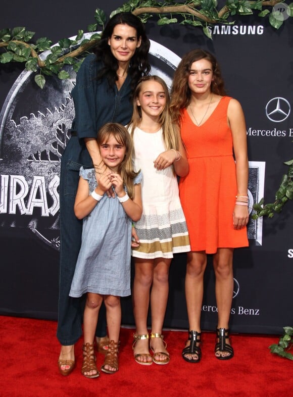 Angie Harmon et ses filles Finley Faith, Avery Grace et Emery Hope à la première de Jurassic World au Dolby Theatre à Hollywood, le 9 juin 2015.
