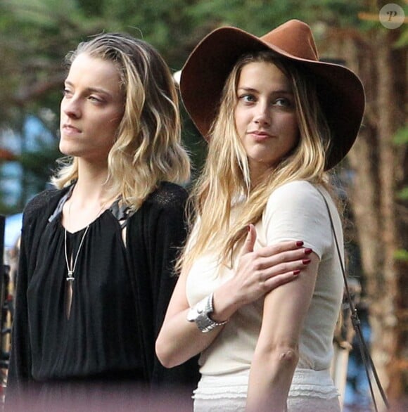 Amber Heard et sa soeur Whitney - Amber Heard rend visite à son fiancé Johnny Depp sur le tournage de "Black Mass" à Lynn dans le Massachusett le 21 juillet 2014. Amber Heard était accompagnée de sa soeur Whitney.  Actor Johnny Depp gets a visit from his fiance Amber Heard on the last day of filming for the upcoming movie 'Black Mass' in Lynn, Massachusetts on July 21, 2014. While Johnny filmed a scene where he goes down an alley with a plumbers wrench to hit someone, Amber and her sister Whitney chat it up with crew members.21/07/2014 - Lynn