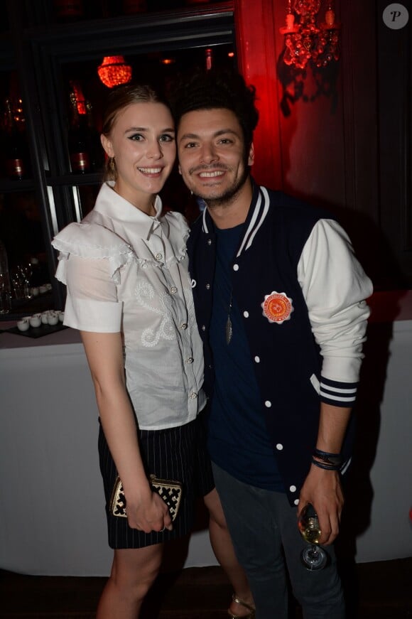 Exclusif - Kev Adams et Gaia Weiss lors de l'aftershow du film Les Profs 2 au Comedy Club à Paris, le 9 juin 2015.
