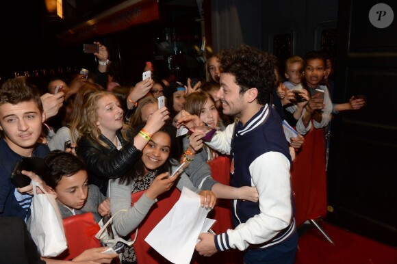 Exclusif - Bain de foule pour Kev Adams lors de l'aftershow du film Les Profs 2 au Comedy Club à Paris, le 9 juin 2015.