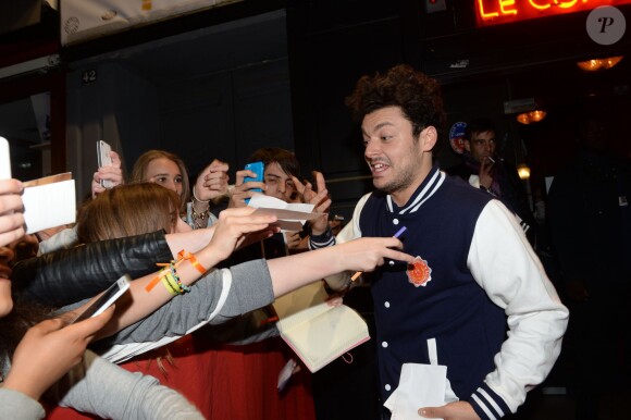 Exclusif - Bain de foule pour Kev Adams lors de l'aftershow du film Les Profs 2 au Comedy Club à Paris, le 9 juin 2015.