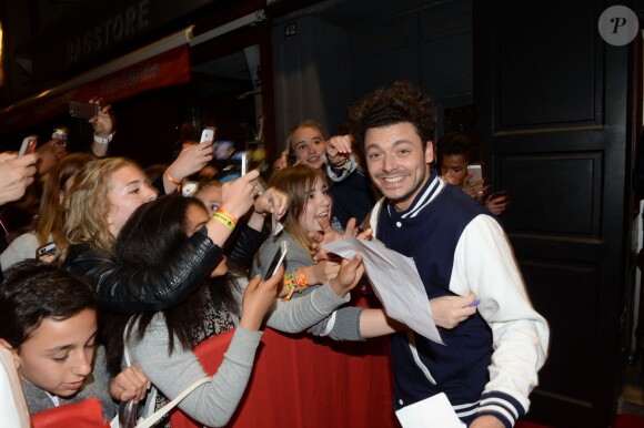 Exclusif - Bain de foule pour Kev Adams lors de l'aftershow du film Les Profs 2 au Comedy Club à Paris, le 9 juin 2015.