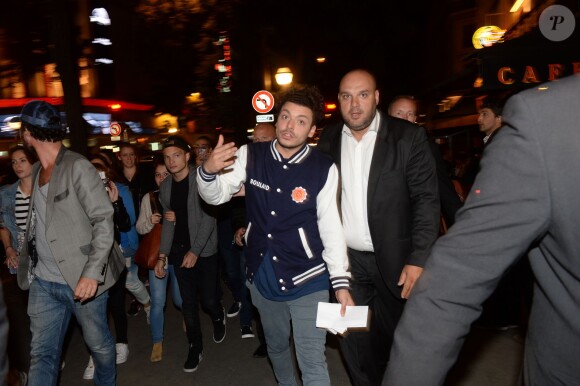 Exclusif - Bain de foule pour Kev Adams lors de l'aftershow du film Les Profs 2 au Comedy Club à Paris, le 9 juin 2015.