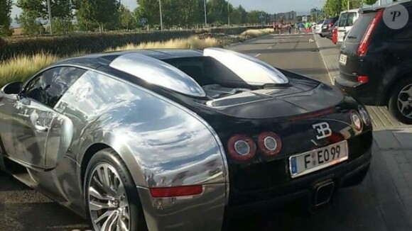 La Bugatti Veyron de Karim Benzema ne passait pas inaperçue au centre d'entraînement du Real Madrid, le 27 août 2014