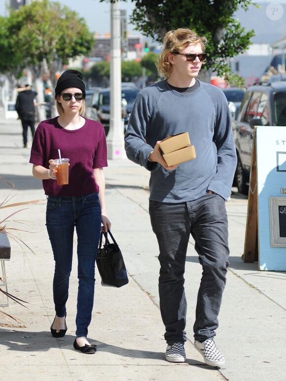 Emma Roberts et Evan Peters sont allés déjeuner à Los Angeles, le 20 mars 2014 