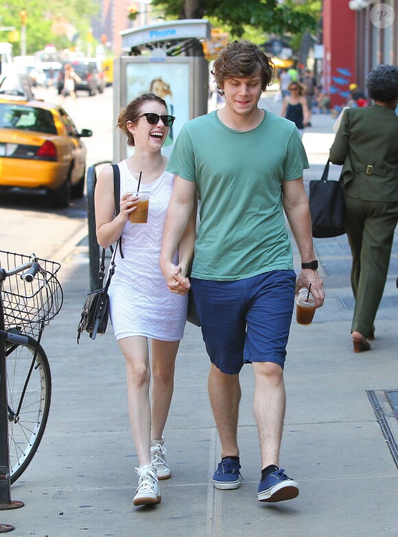 Emma Roberts, tres joyeuse, et son petit ami Evan Peters se promenent a New York, le 21 mai 2013.  