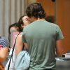 Emma Roberts et son petit ami Evan Peters s'embrassent au "Metropolitan Museum Of Art" a New York, le 21 mai 2013 