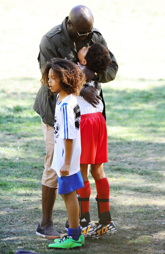 Seal regarde ses enfants Lou, Henry Johan et Leni jouer au football à Brentwood, le 14 février 2015. 