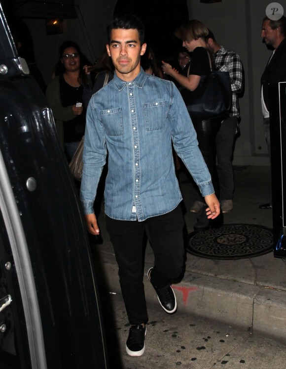Joe Jonas à la sortie du restaurant Craig à West Hollywood, le 10 mai 2015