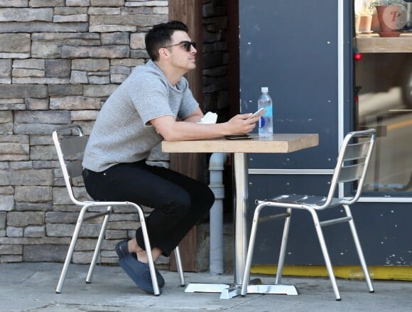 Exclusif - Joe Jonas est allé déjeuner avec un ami à Hollywood, le 14 avril 2015