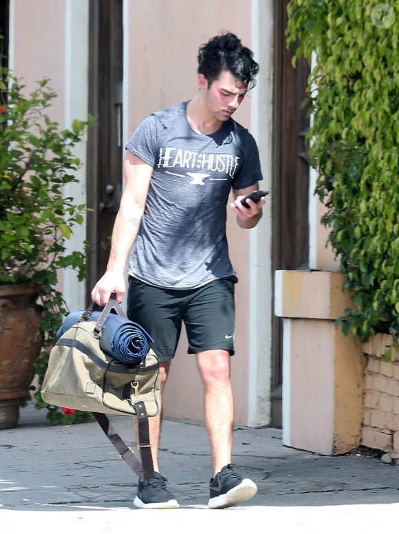 Joe Jonas à la sortie de son cours de yoga à West Hollywood, le 2 mars 2015. 