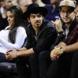  Joe Jonas assiste au match de basket Miami Heats VS New York Knicks NBA avec des amis &agrave; Miami, le 9 f&eacute;vrier 2015 