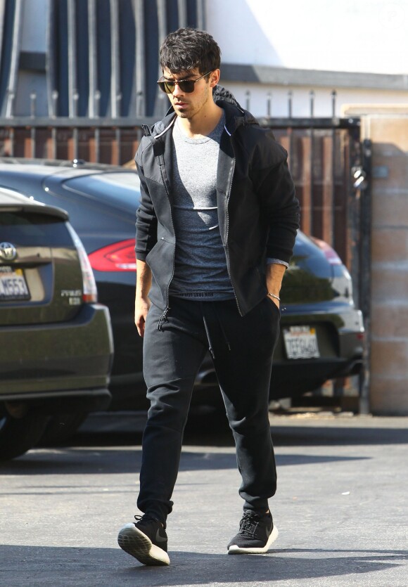 Joe Jonas se promène dans les rues de West Hollywood, le 3 février 2015.