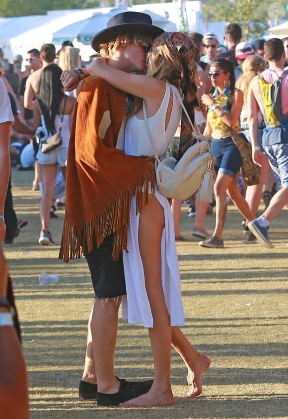 Gigi Hadid et son petit-ami Cody Simpson très amoureux lors 3ème jour du Festival "Coachella Valley Music and Arts" à Indio, le 11 avril 2015.  Celebrities at Day 3 of first weekend of The Coachella Valley Music and Arts Festival in Coachella, California on April 11, 2015.11/04/2015 - Indio