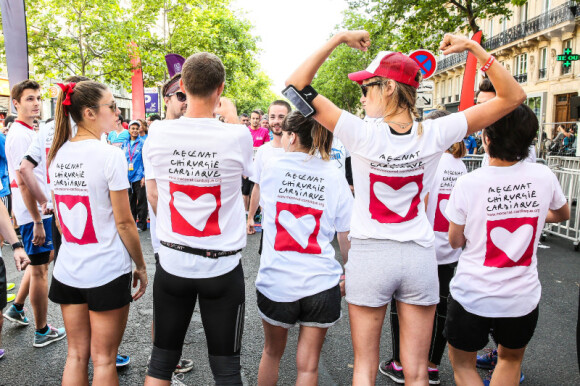 Pauline Lefèvre et Natasha Andrews et l'équipe de Mécénat Chirurgie Cardiaque lors des 10 km L'Equipe à Paris le 14 juin 2015