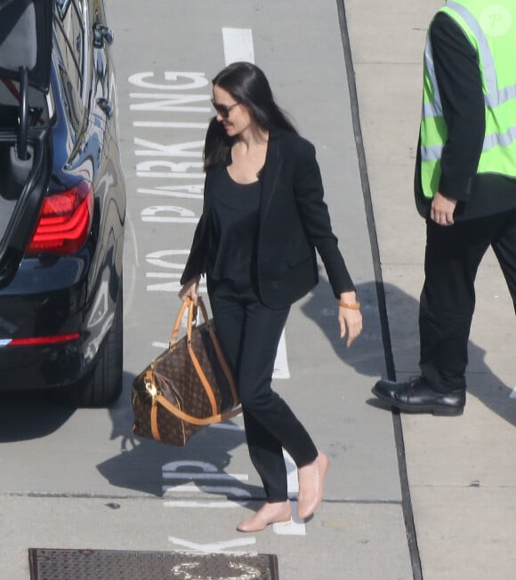 Angelina Jolie et son fils Pax Thien Jolie-Pitt arrivent à l'aéroport de Heathrow Londres, le 10 juin 2015 pour prendre un avion.