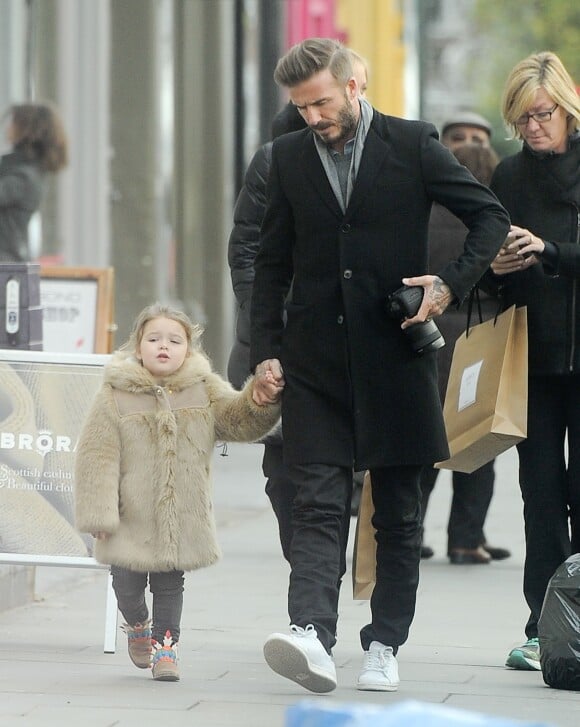 Exclusif -David Beckham et sa fille Harper se promènent dans les rues de Londres et David en profite pour faire des photos de sa fille. Le 4 février 2015