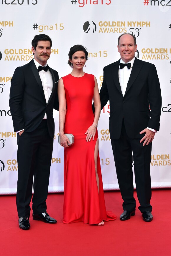 David Giuntoli, Bitsie Tulloch et le prince Albert II de Monaco - Cérémonie des Golden Nymph Awards lors du 55ème Festival de Télévision de Monte Carlo le 18 juin 2015. 