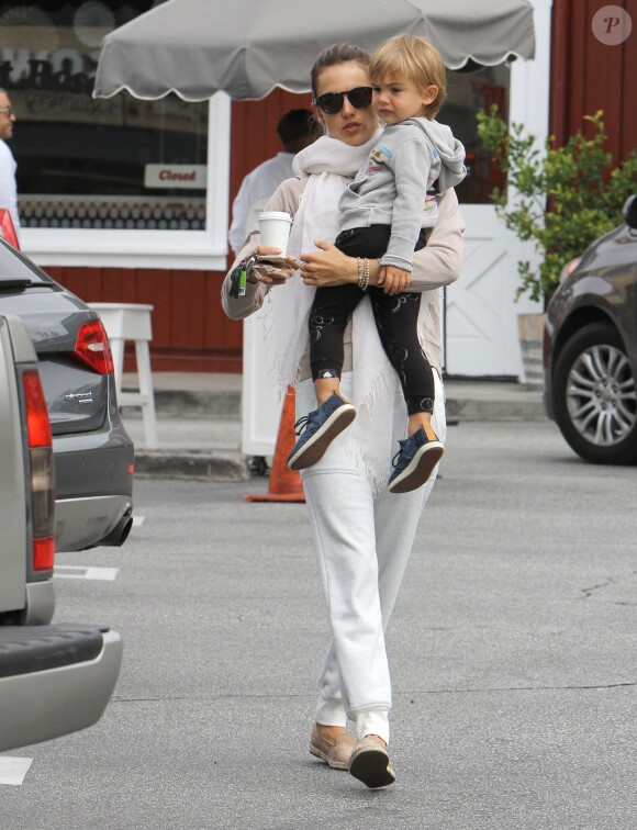 Alessandra Ambrosio est allée prendre le petit déjeuner avec son fils Noah au "Country Mart" à Brentwood, le 13 mai 2015