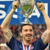 Zlatan Ibrahimovic et la coupe de France après la victoire face à Auxerre au Stade de France à Saint-Denis, le 30 mai 2015